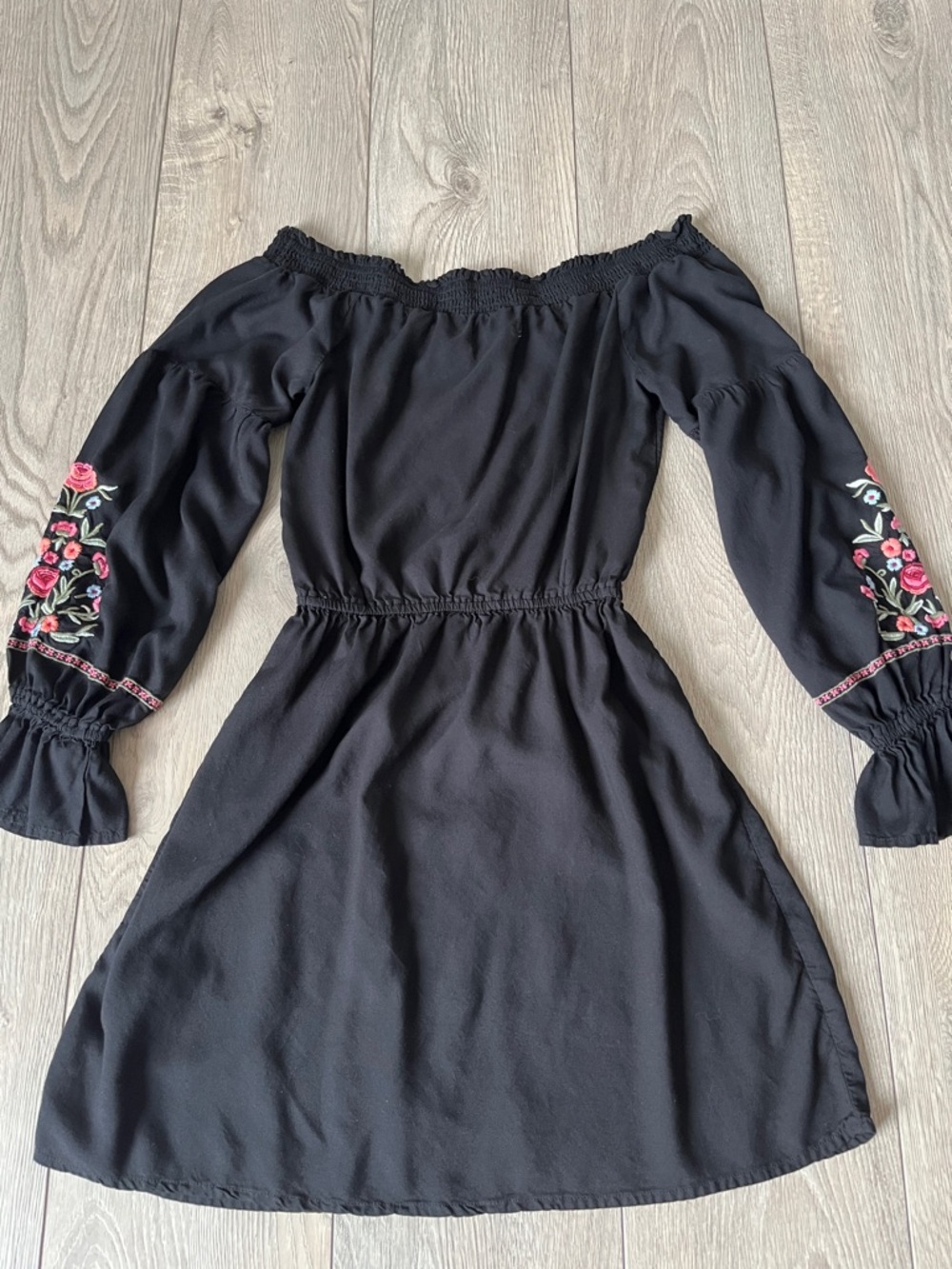 HOLLISTER Black Floral Embroidered Off-the-Shoulder Mini Dress Boho Size Small - Picture 10 of 10